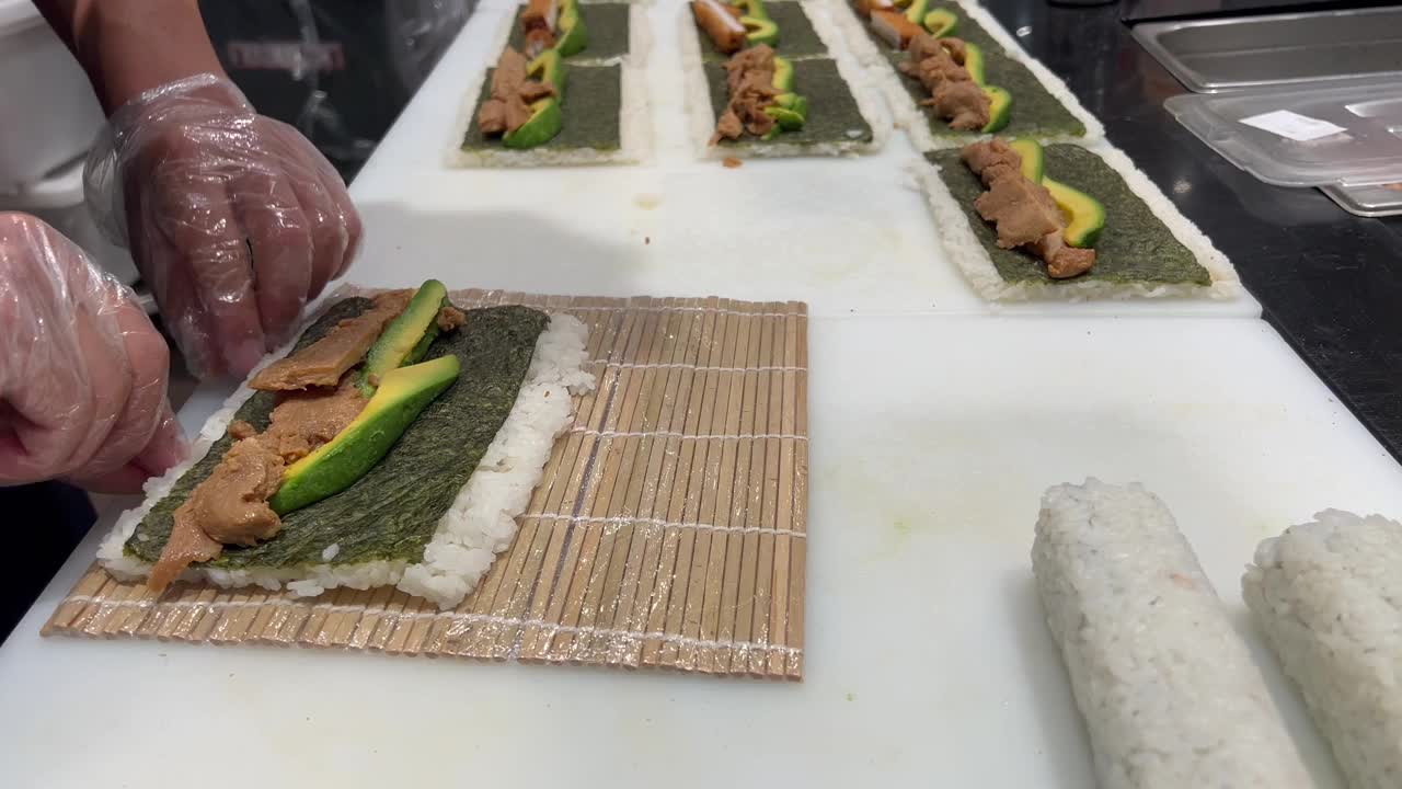 日本寿司师傅在厨房台面上准备寿司视频下载
