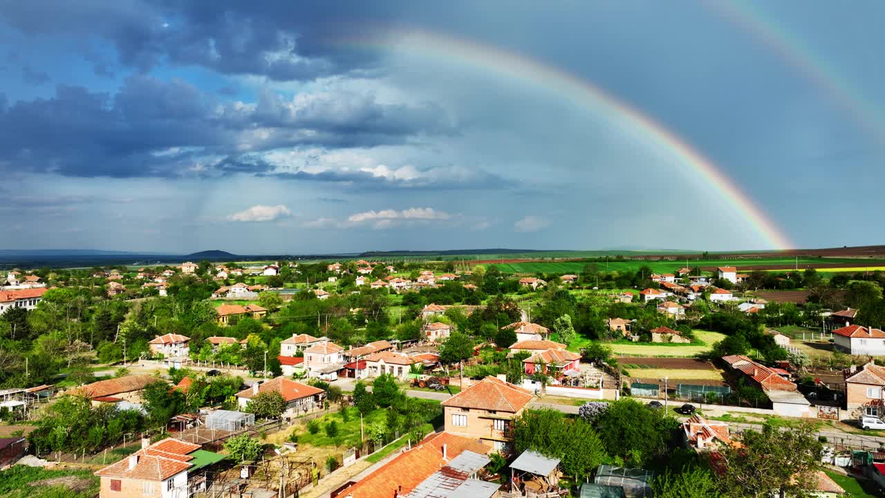 在保加利亚乡村和美丽的保加利亚自然和农业领域，鸟瞰全景与天空中的彩虹视频下载