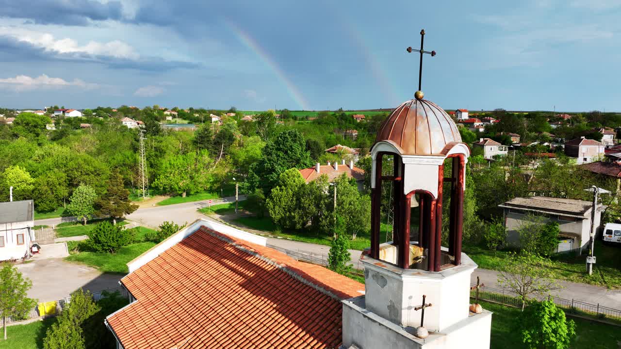 保加利亚乡村的基督教教堂和美丽的保加利亚自然，天空中有彩虹。视频下载