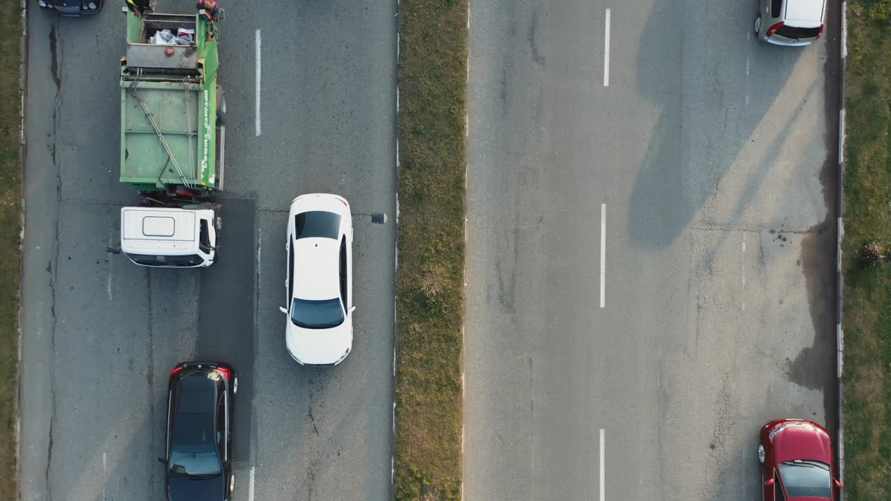 城市街道布局中的汽车和交通堵塞，无人机鸟瞰图视频下载