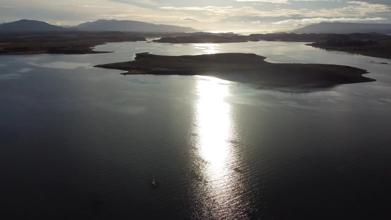 日落相机拍摄的比格尔海峡朝太阳的方向，火地岛在前景视频下载