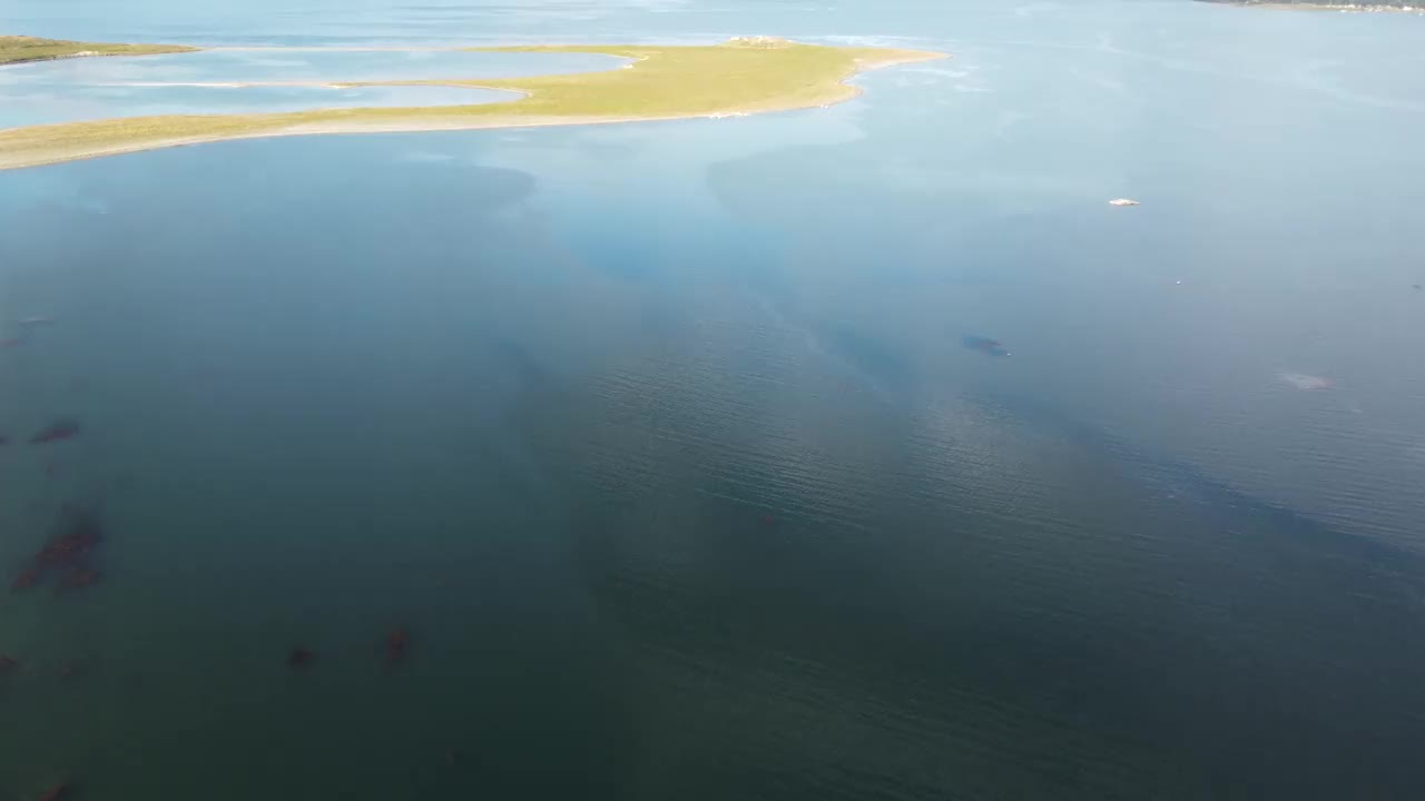 摄像机沿着比格尔海峡向乌斯怀亚平移，海峡两侧都是雪山视频下载