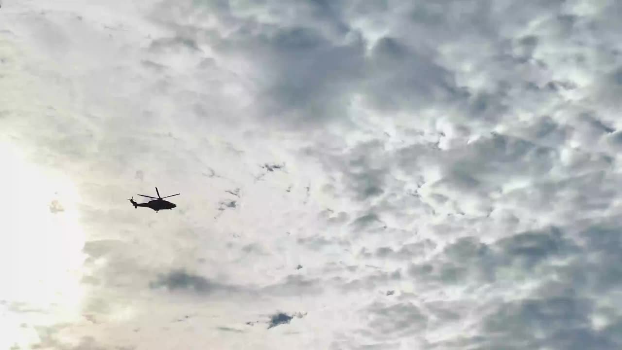 飞行中的直升机视频下载