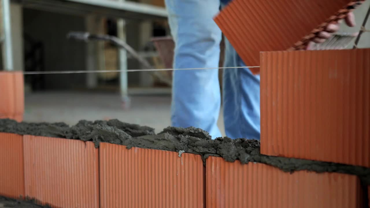 建筑工地砌砖:筑墙视频下载