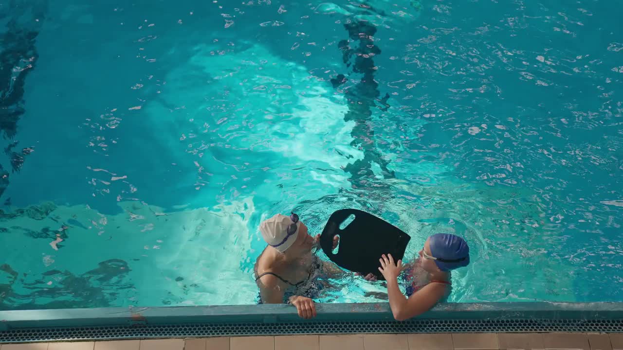 小女孩和奶奶在游泳池游泳视频下载