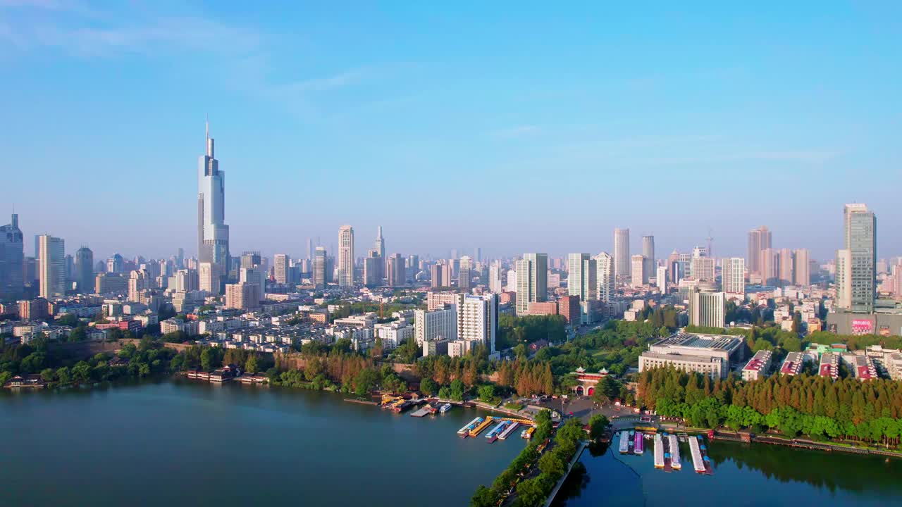 鸟瞰中国江苏省南京市的玄武湖和城市天际线视频下载