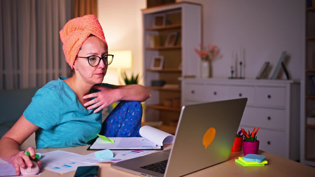 女人们在家里办公室用毛巾缠着头发工作到很晚视频下载