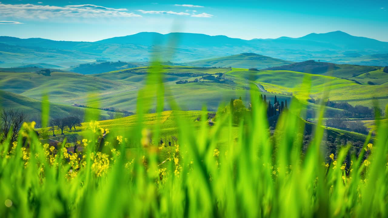 托斯卡纳，春天连绵起伏的丘陵景观视频下载