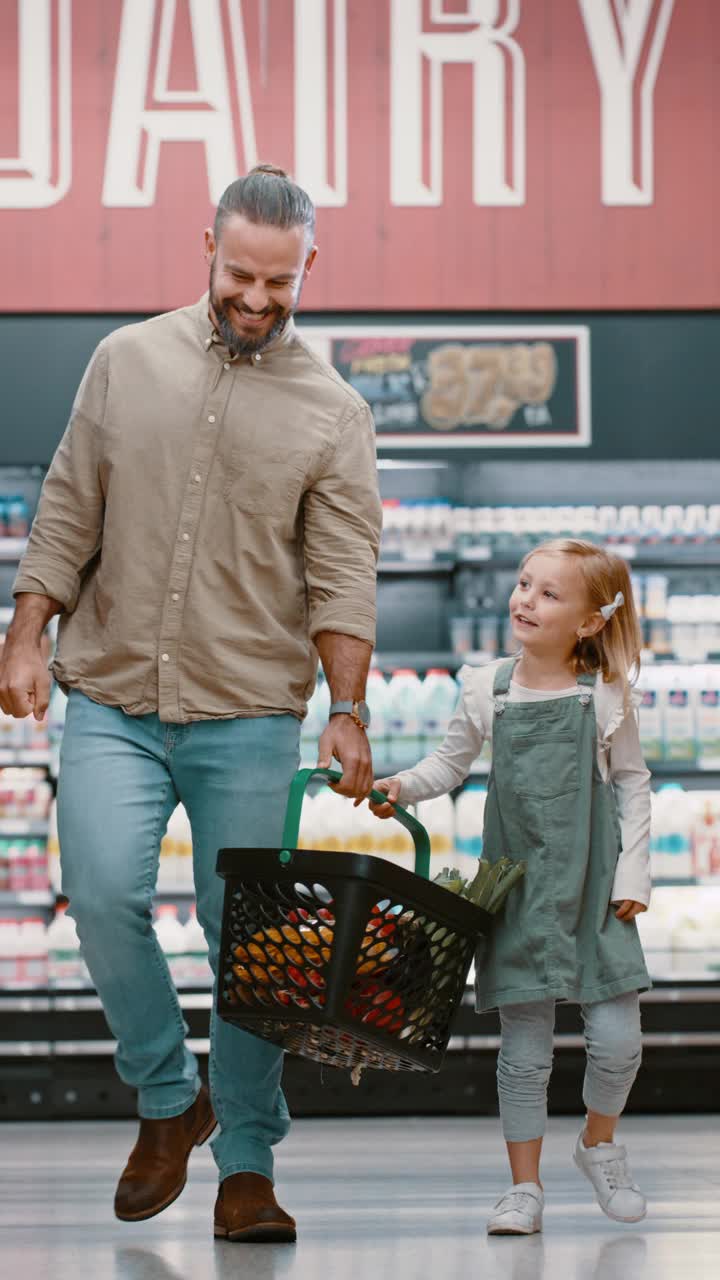 父亲、女儿在家庭食品杂货店购买烹饪原料、健康产品或货架上的营养香料。男人、小孩或超市顾客走在货架上选择零售食品视频下载