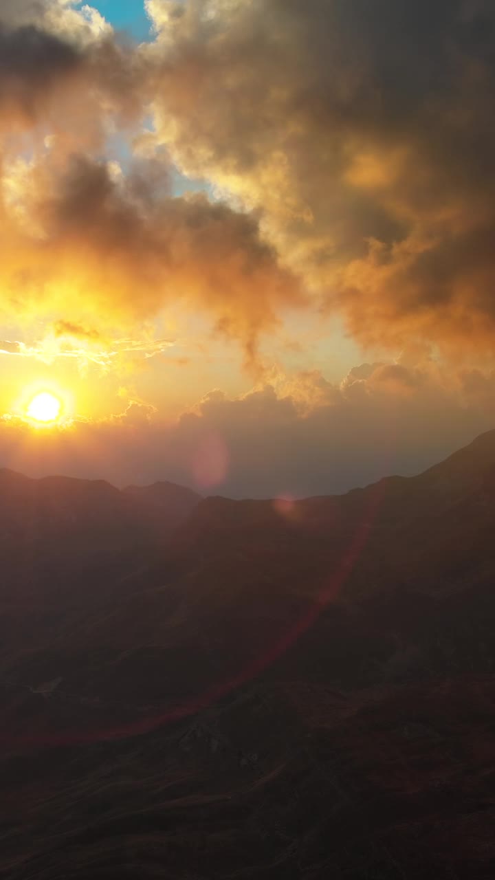 夕阳山和壮观的云视频下载