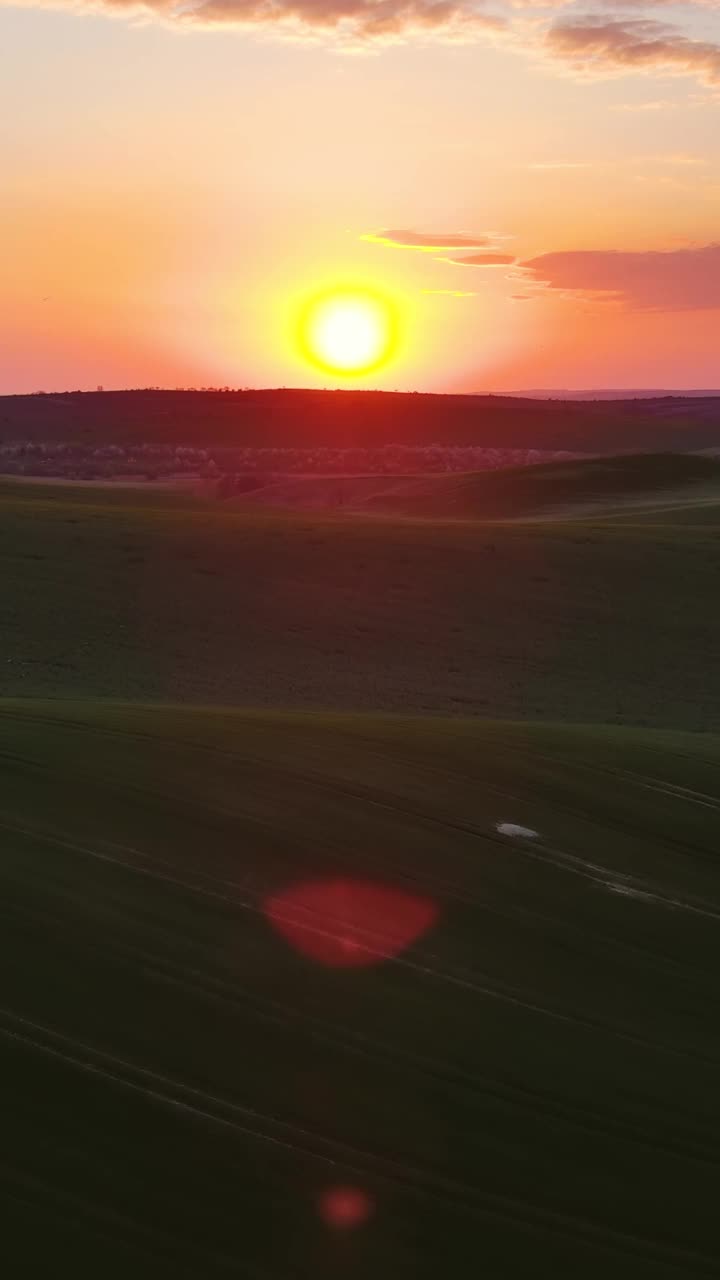 夕阳起伏的山丘和农田视频下载