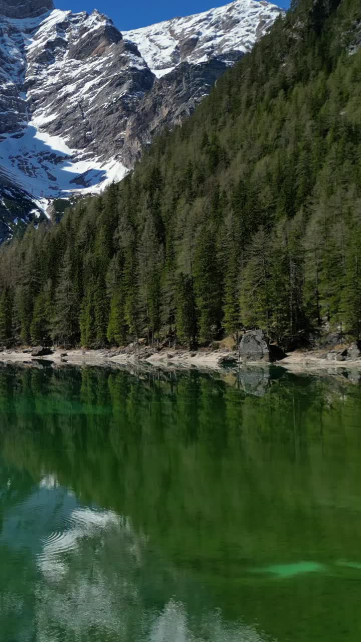 意大利南蒂罗尔白云石阿尔卑斯山脉的布雷斯湖鸟瞰图，4k视频下载