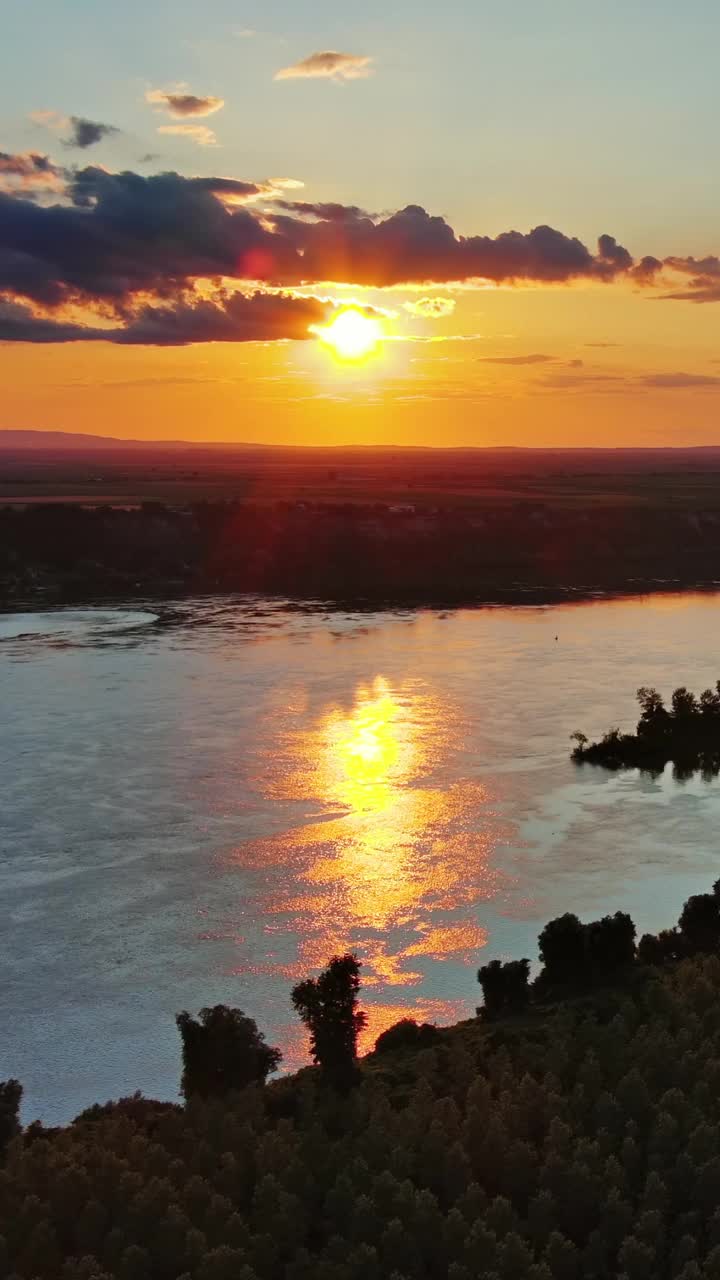 多瑙河上的日落鸟瞰图视频下载