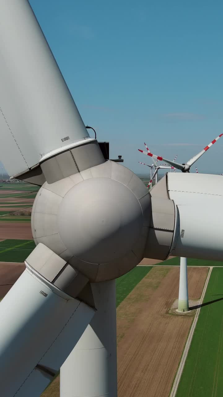 风力涡轮机和农田视频下载