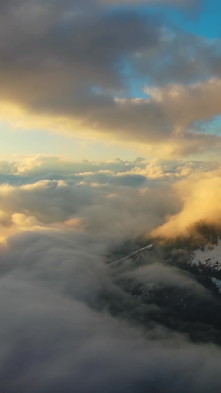 落基山脉在日落时的云中视频下载
