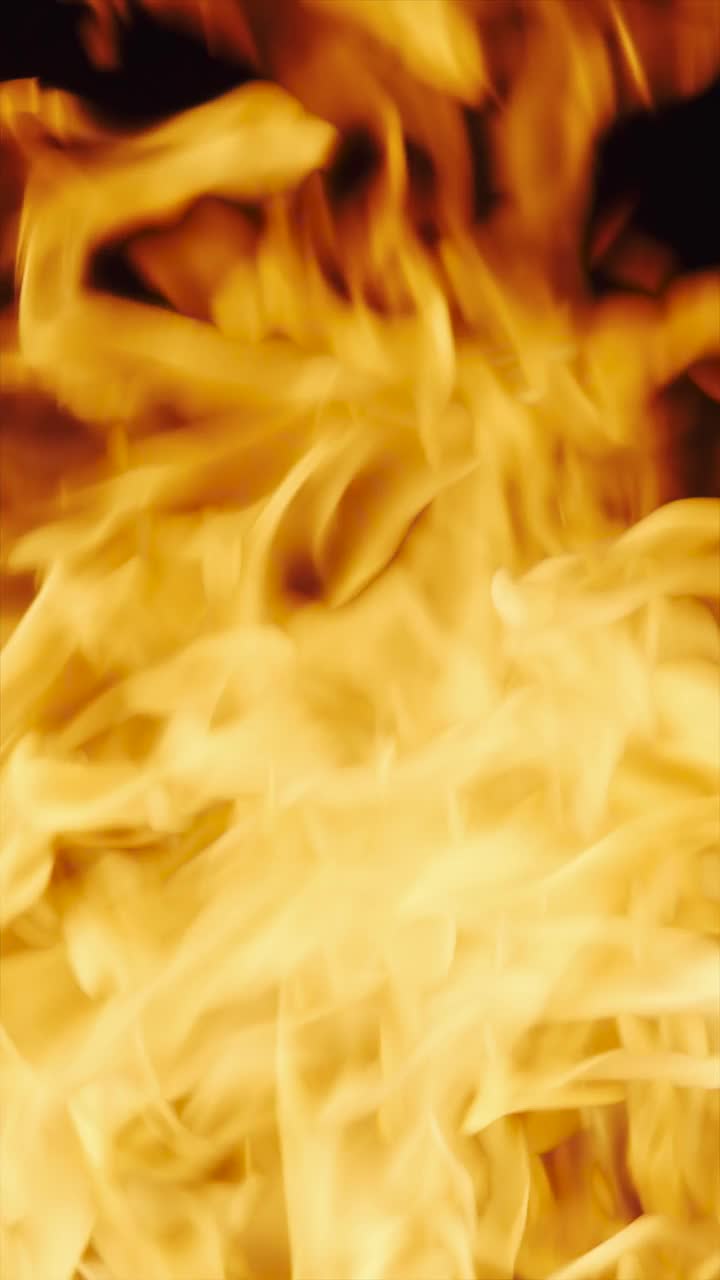 燃烧的火焰火焰在黑暗的背景视频下载