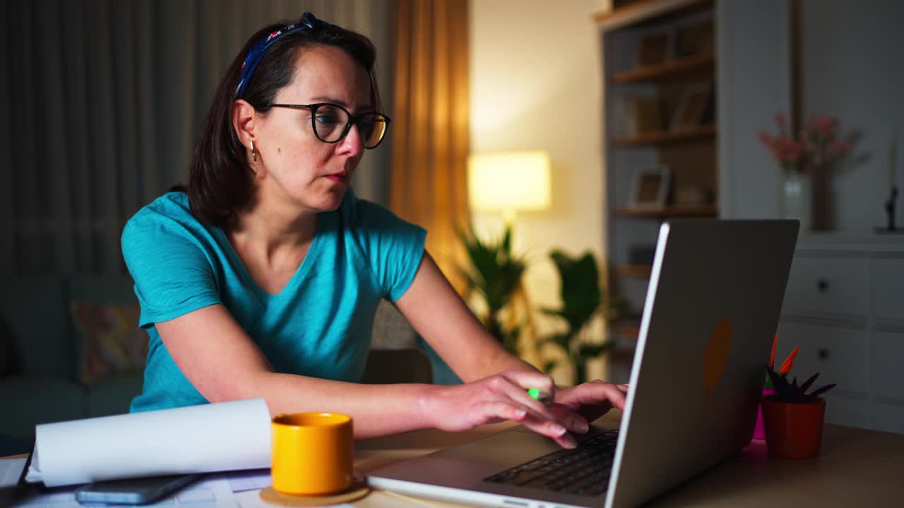 成年女性在家办公室工作到很晚视频下载