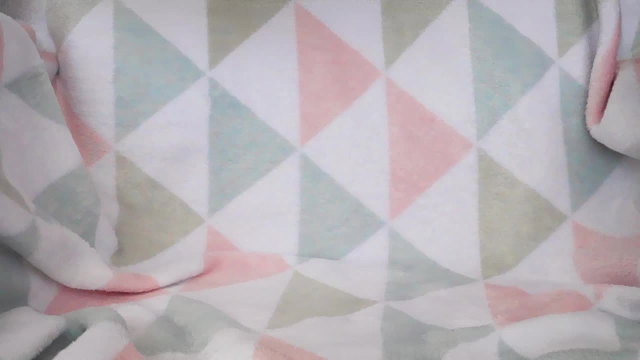 毛绒玩具熊落在柔软的婴儿毯子上。缓慢的运动。视频下载