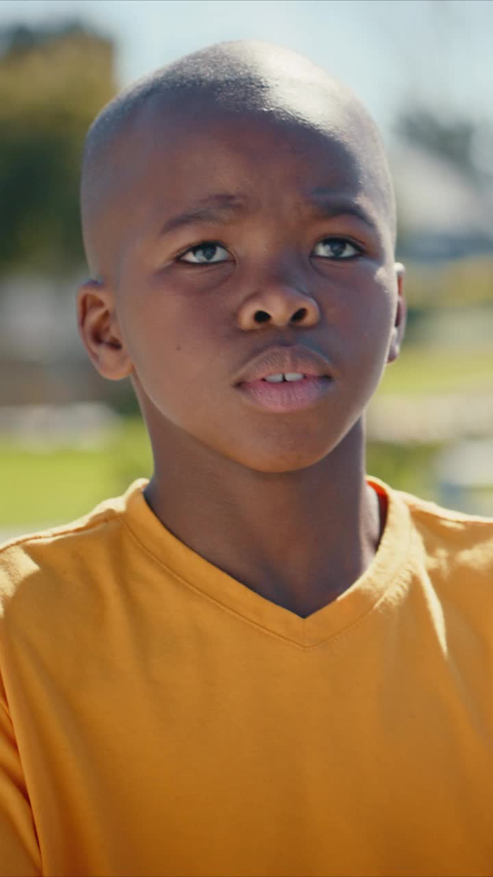 黑人男孩，篮球和投篮，夏天篮球场上的脸和快乐的微笑，目标和目标。孩子，运动和快乐在玩耍，训练或练习在公园或运动视频下载