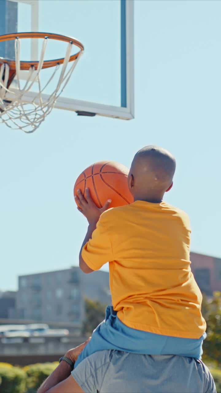父亲，男孩和肩膀的篮球，玩和纽带一起运动，健身或游戏。黑人，孩子和运动在城市篮球场庆祝，微笑或快乐在华盛顿特区视频下载