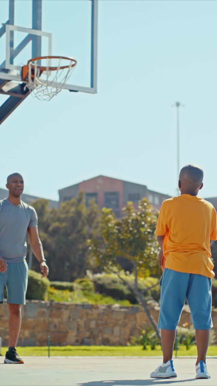 篮球、射击、亲子、户外篮球场运动、健身、学习与亲情。黑人，小孩和运动训练，积极的生活方式和公园里的球类运动。视频下载