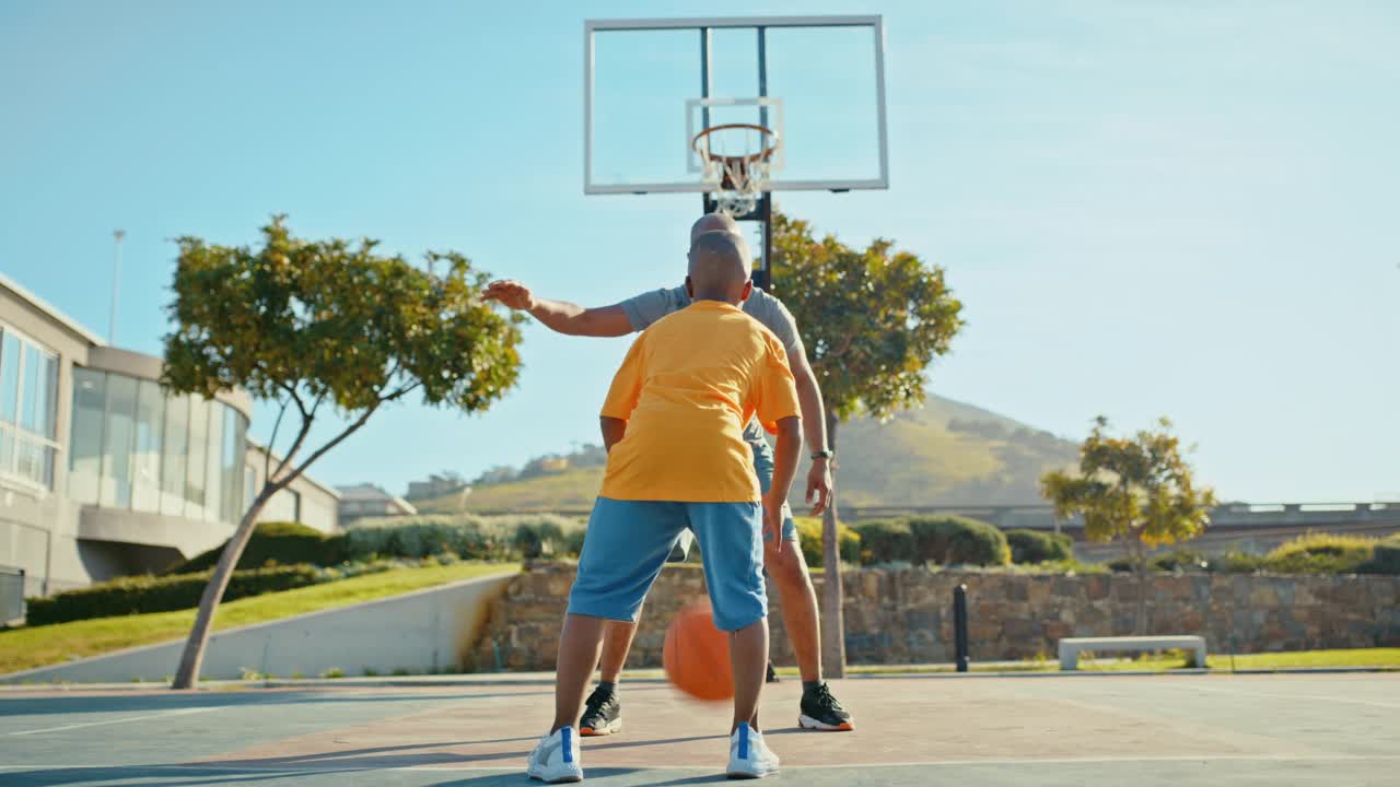 家庭、孩子和篮球，父亲和儿子在户外的球场上进行训练。健身，孩子和运动，一个男孩和他的爸爸一起学习如何成为一名篮球运动员视频下载