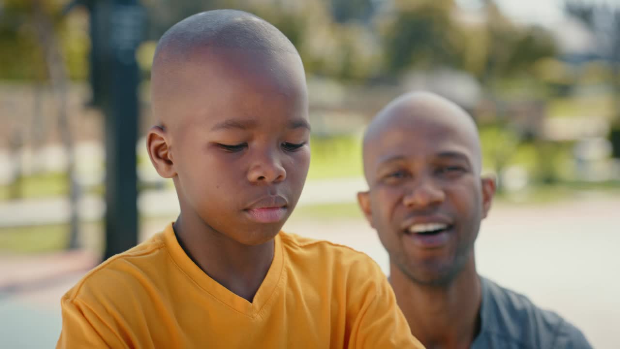 击掌，篮球和父亲教孩子如何在篮球场上得分。运动，黑人家庭和爸爸和儿子一起在夏天玩运动，扔球，一起玩视频下载