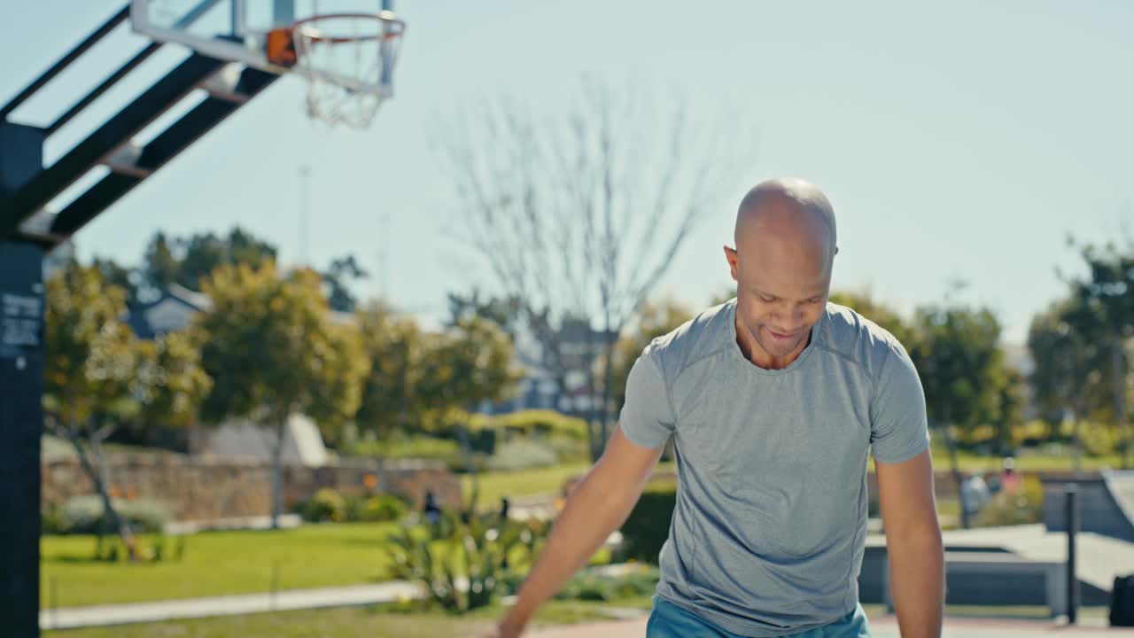 肖像，篮球和黑人男子健身训练，锻炼和体育锻炼在户外公园。一个非洲篮球运动员在球场上的微笑，充满活力，力量和健康的生活方式视频下载