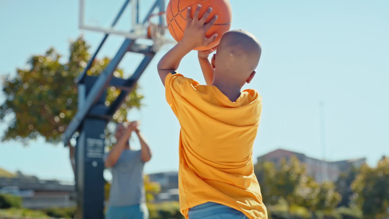 家庭，篮球和孩子射击与父亲教他健身训练，有氧运动和体育锻炼。支持，健康和孩子学习与一个乐于助人的非洲爸爸在篮球场上视频下载