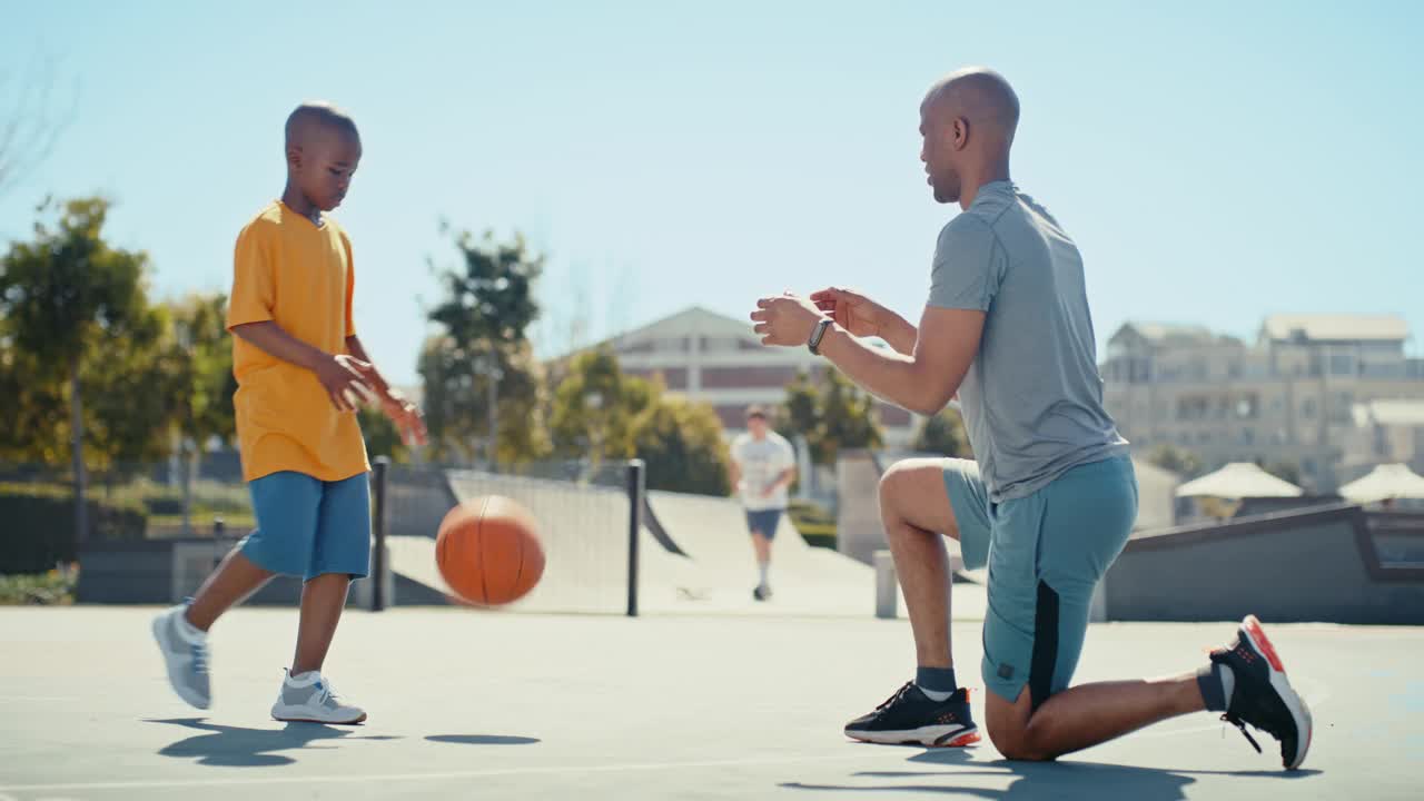 洛杉矶，黑人家庭，父亲和孩子在户外球场学习篮球技术。篮球场，家庭和爸爸教运动技巧与年轻，兴奋和快乐的孩子。视频下载