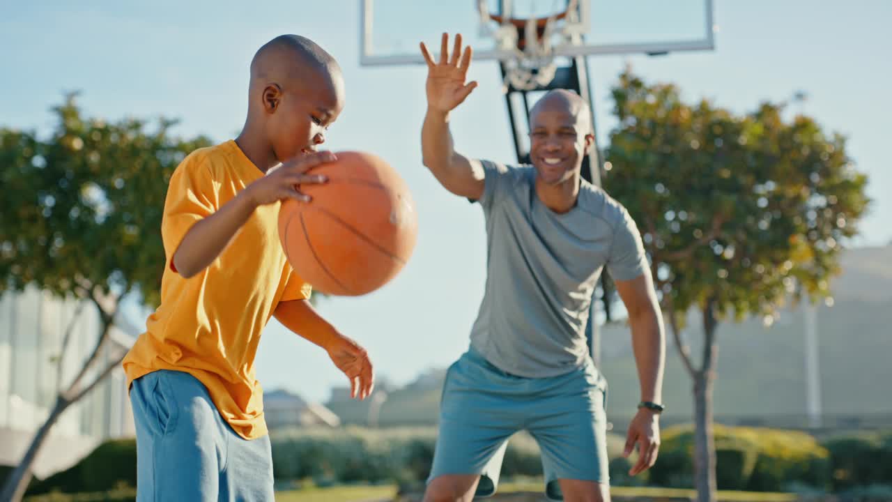 孩子和父亲在球场上打篮球练习，锻炼和锻炼。运动，健身和一个男人教或训练他的男孩在城市的户外操场上做运动视频下载