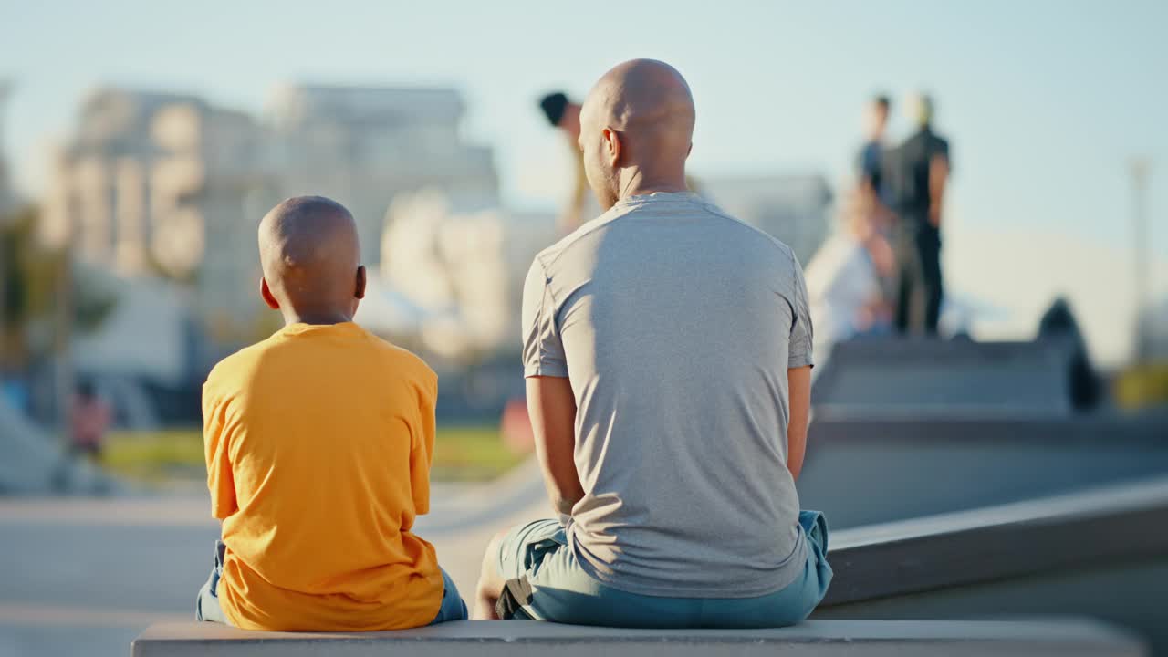 父亲，儿子和滑冰公园一边谈论户外运动一起为黑人家庭纽带。导师，孩子和谈话的动机，沟通和支持健身，运动或滑冰视频下载