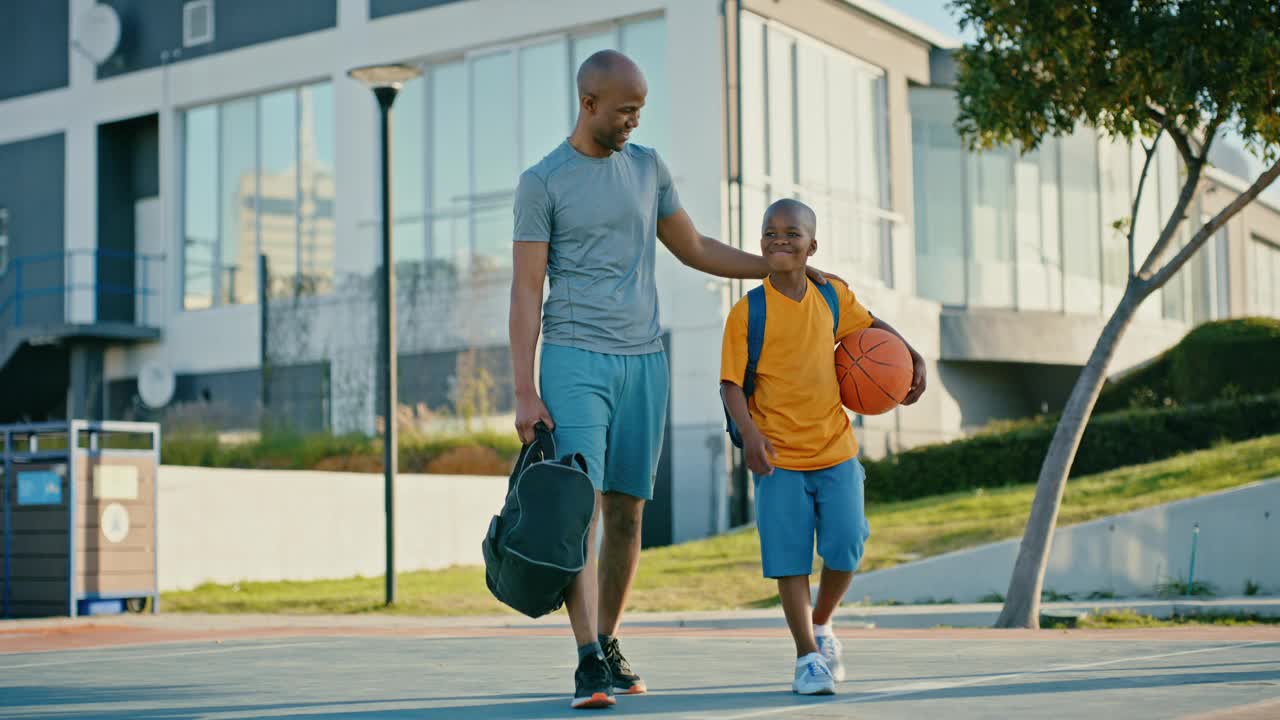 父亲、孩子和篮球的一位父亲训练儿子后运动、锻炼和训练。一个男人和儿子从体育比赛和锻炼中走出来的家庭健身，一起感受动力视频下载