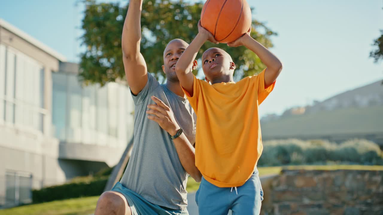 篮球，黑人家庭和孩子与父亲在城市公园户外为目标实现、学习成功和发展鼓掌。兴奋的爸爸在篮球场为孩子鼓掌视频下载