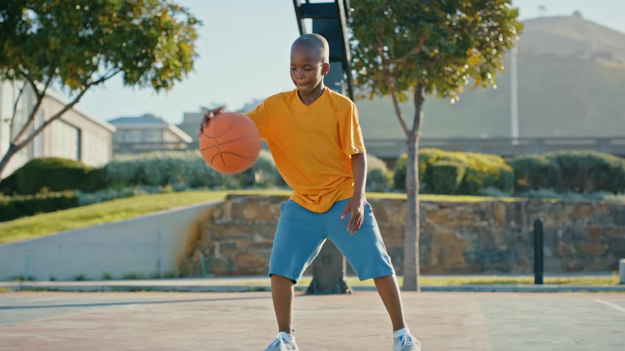 篮球，黑孩和运动的乐趣训练，在户外球场上快乐的玩耍。幸福的孩子抱着一个体育球，带着幸福的微笑在自然准备成为一个篮球运动员视频下载
