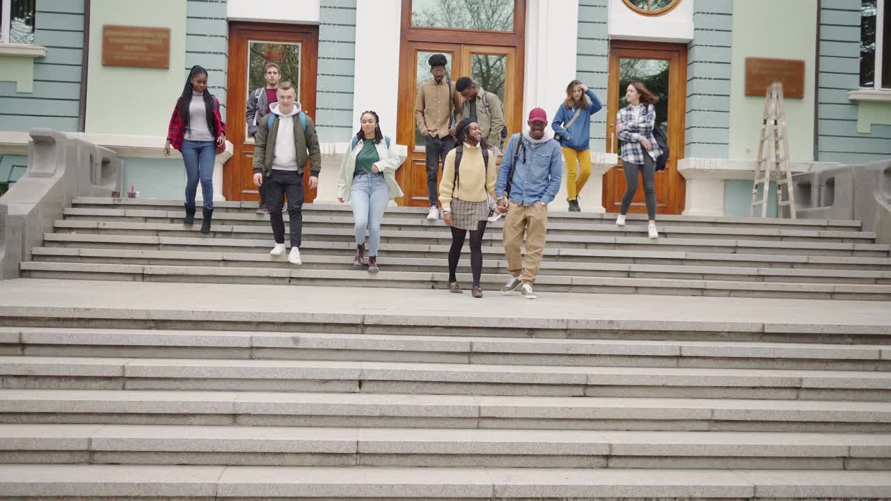 大学生离开大学，走下台阶视频下载