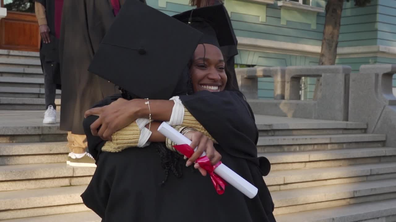 两个女毕业生互相拥抱视频素材