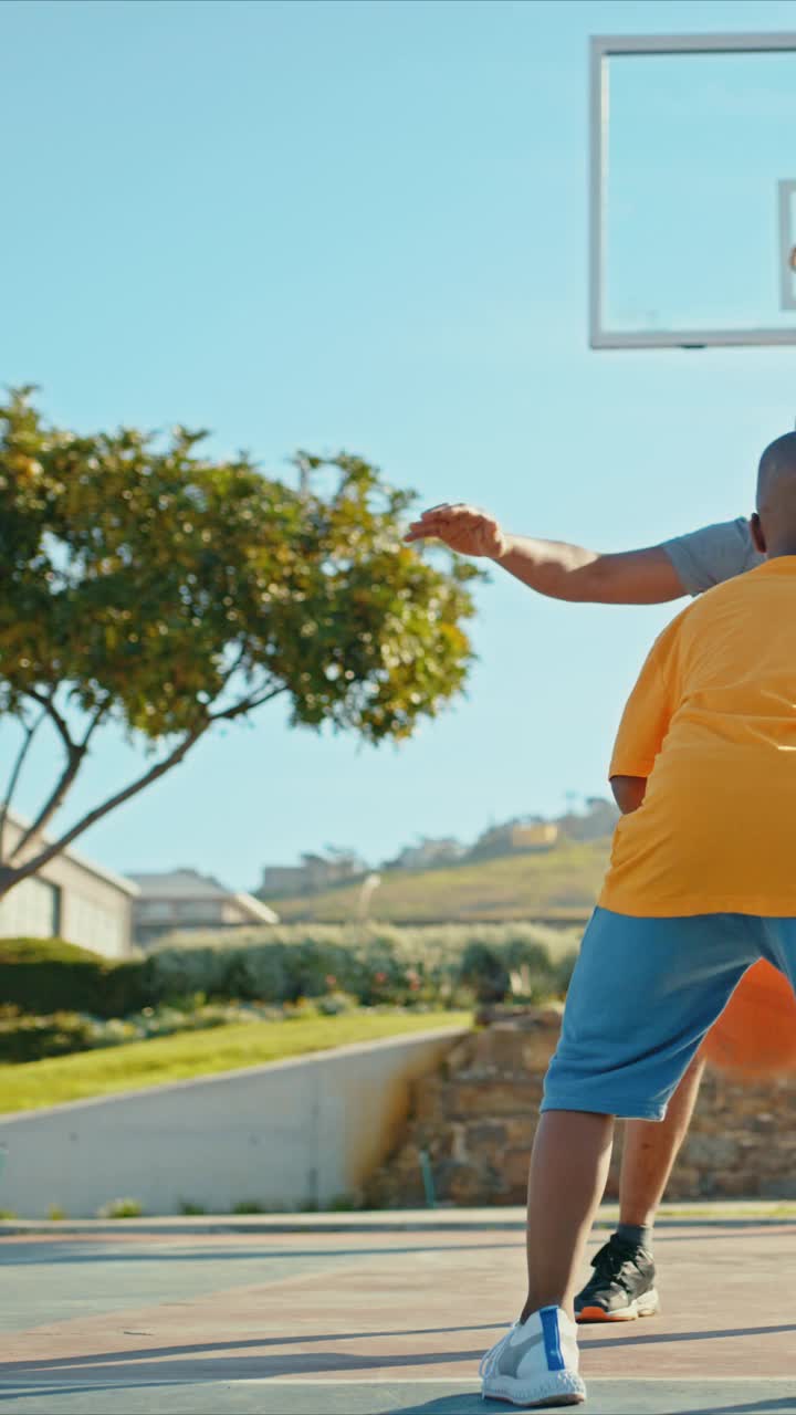 家庭，教学和学习篮球运动，爸爸和男孩在户外球场训练，健身和乐趣。黑人或小孩做运动和锻炼玩游戏为健康和娱乐视频下载