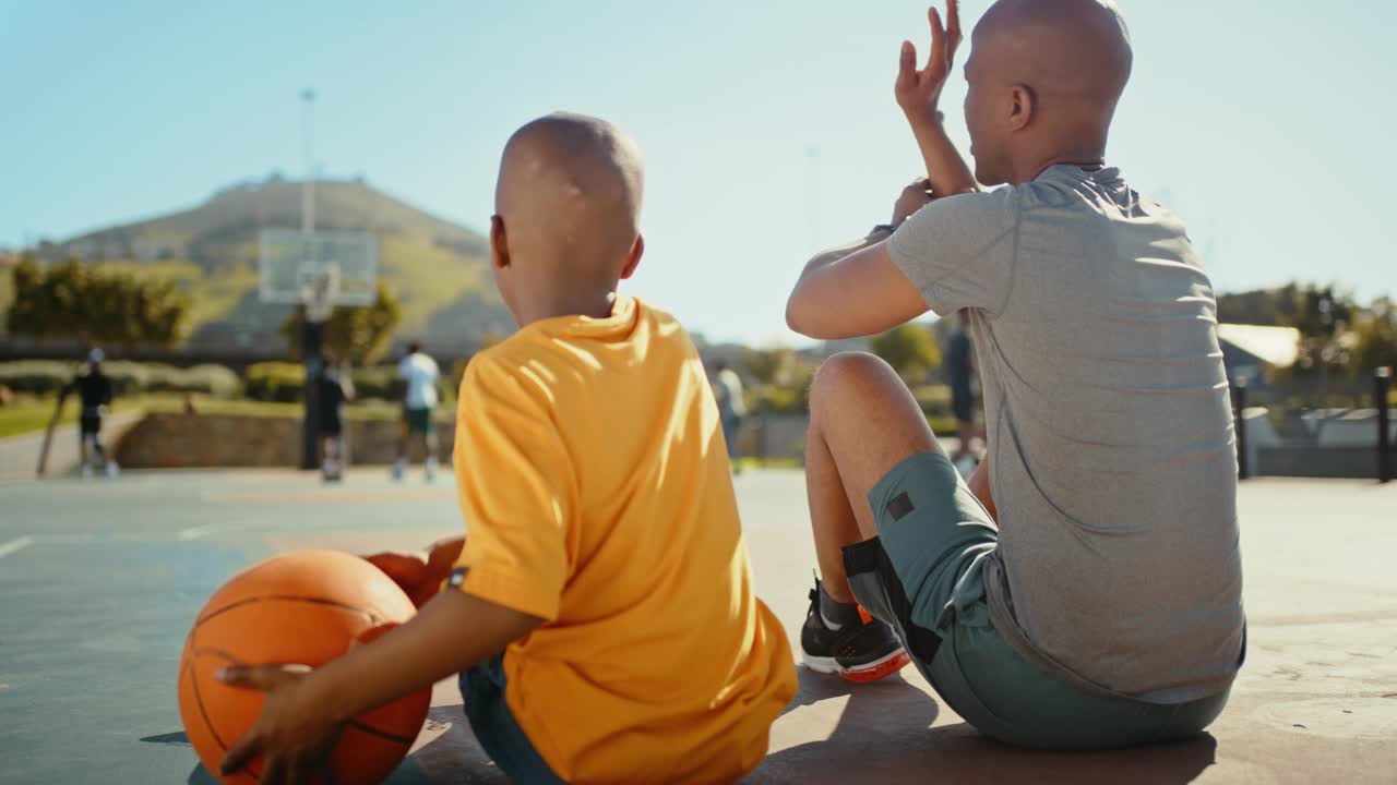 篮球，孩子和家人与父亲和儿子在运动场上训练或锻炼在一起。健身，孩子和运动，一个男人教和男孩学习如何成为一名篮球运动员视频素材