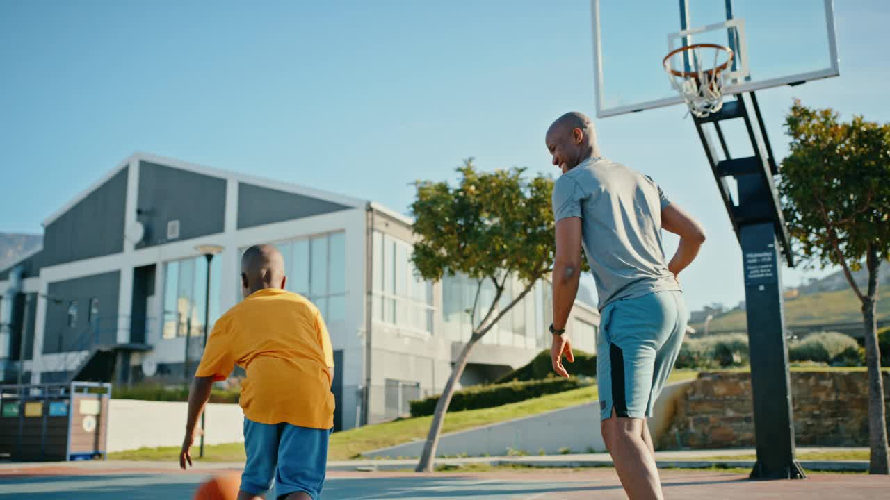 爸爸、儿子和篮球击掌，为爸爸教球类运动投篮入球户外会所进行锻炼和健身锻炼。黑人男子和孩子在篮球场进行家庭训练视频下载