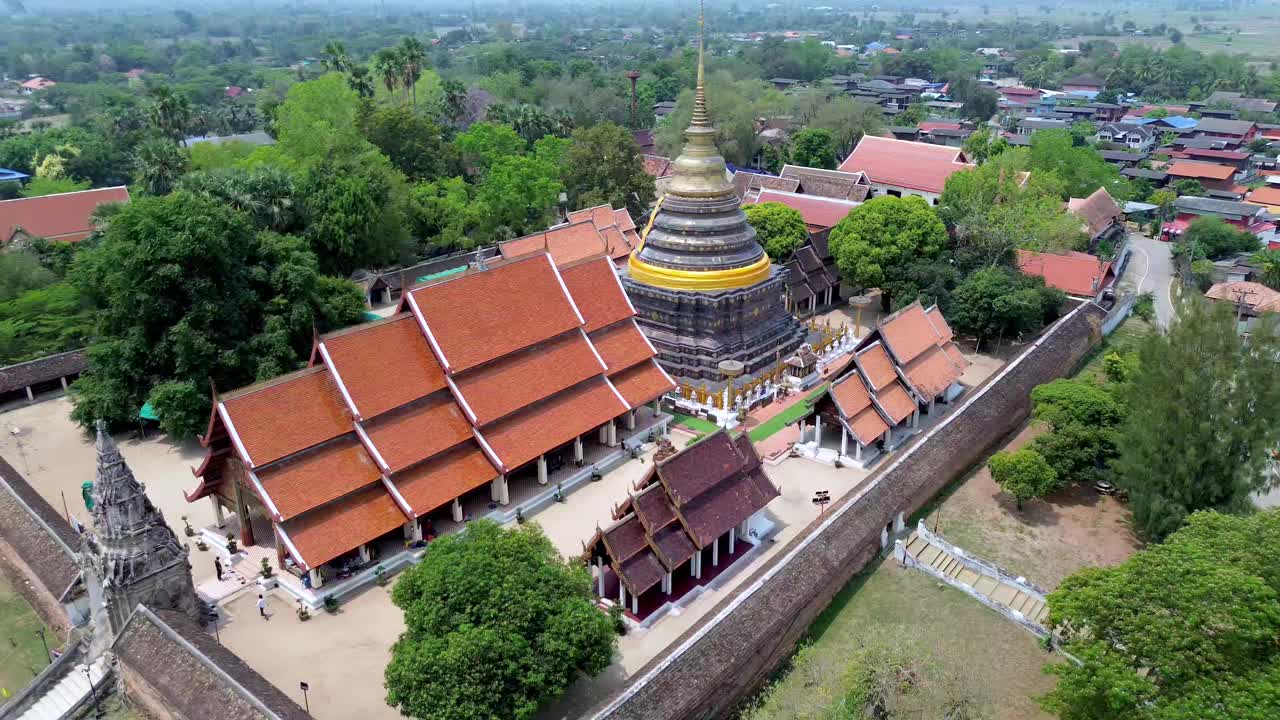 泰国南邦，南邦琅寺的鸟瞰图视频下载