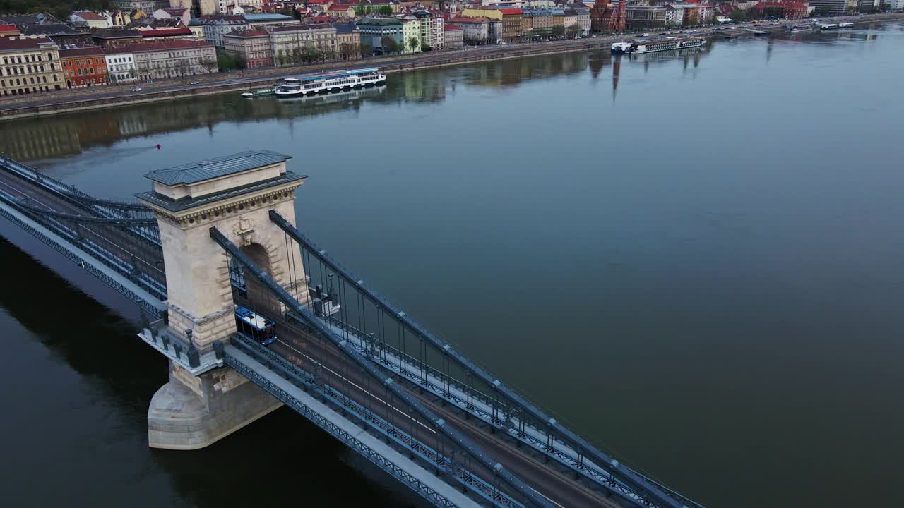 布达佩斯多瑙河上的链桥视频下载