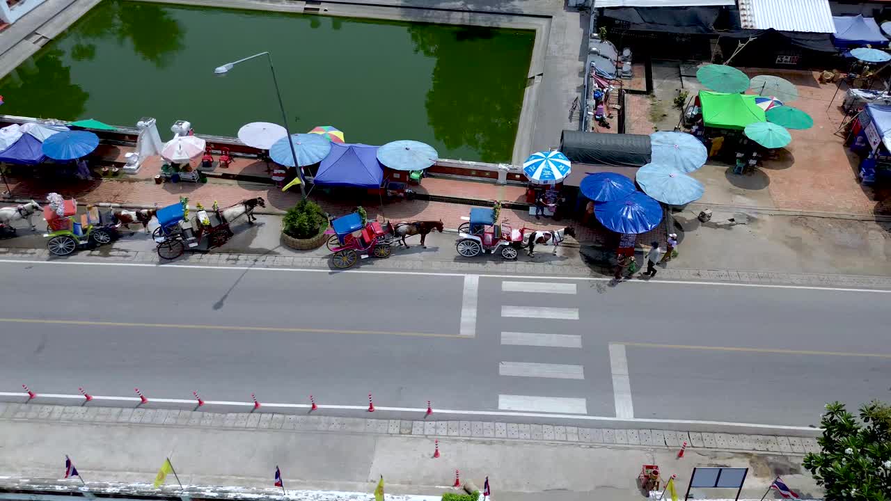泰国南邦，南邦琅寺前马车的Arial视图视频下载