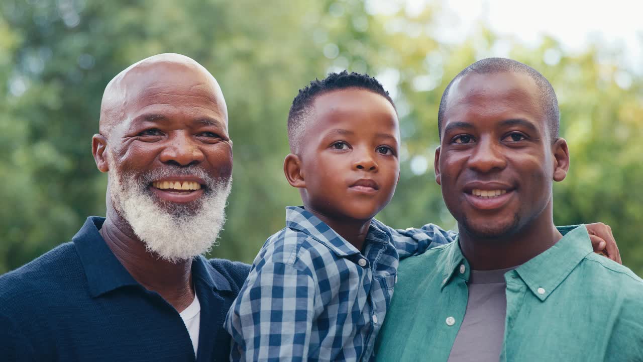 《三代男性家庭欢声笑语站在乡村户外》视频下载