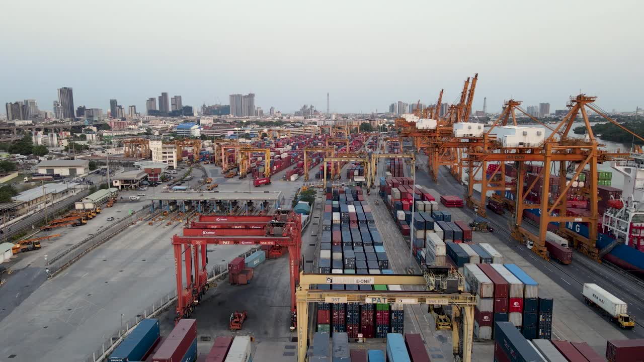 鸟瞰工业港与集装箱港，其中是航运的一部分视频下载