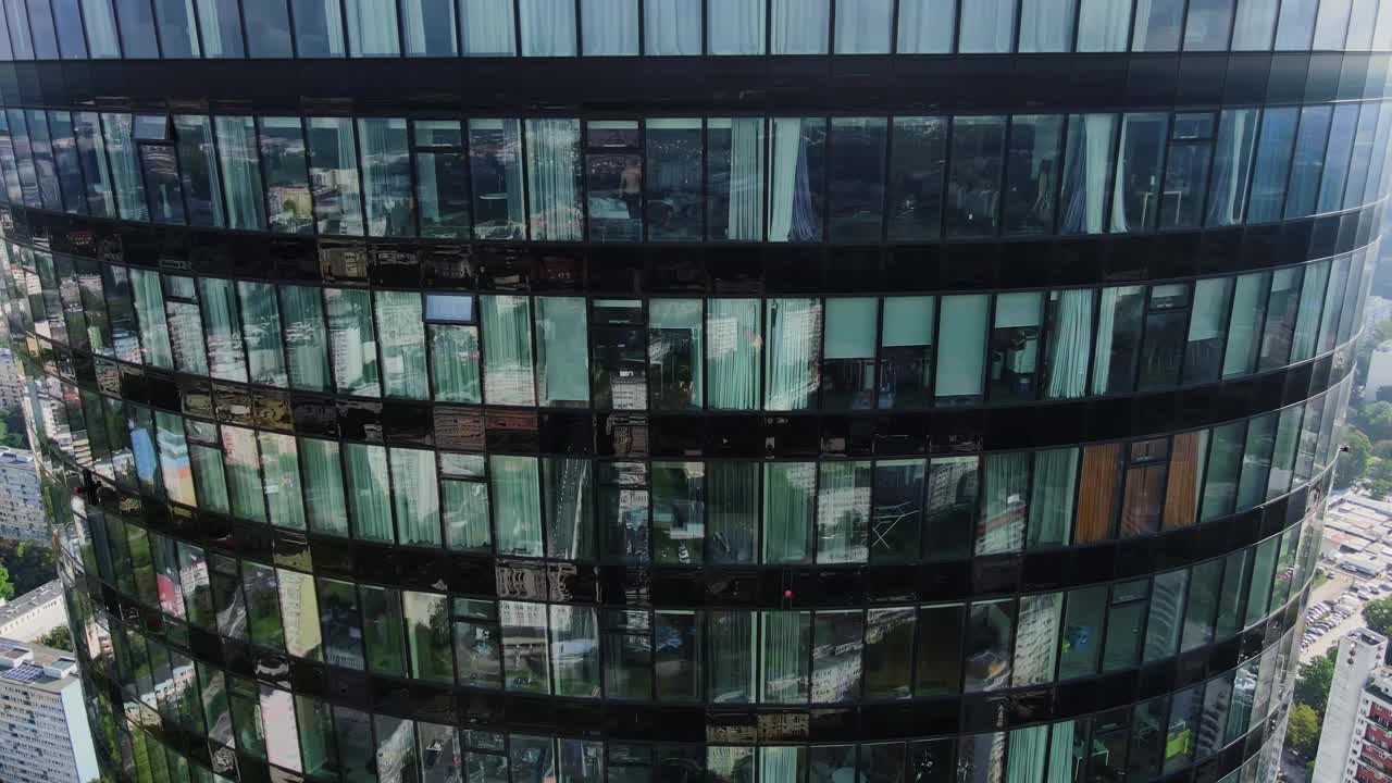 商业中心在摩天大楼对城市景观，鸟瞰视频下载