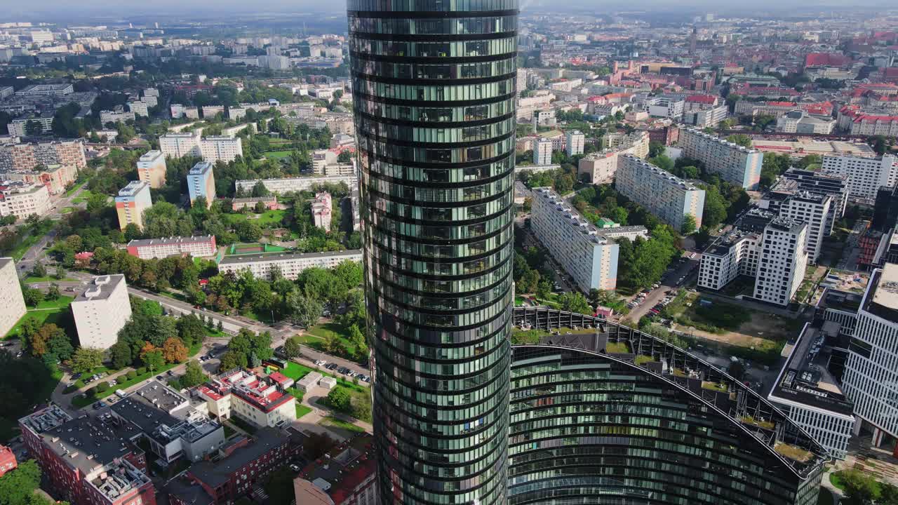 商业中心在摩天大楼对城市景观，鸟瞰视频下载