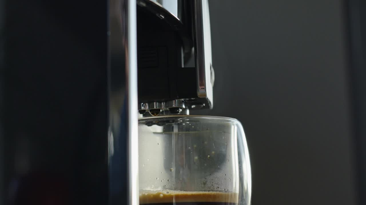 咖啡机与新鲜的浓缩咖啡在玻璃杯子视频下载