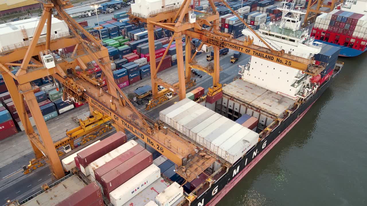 集装箱港集装箱船停泊和装货鸟瞰图视频下载