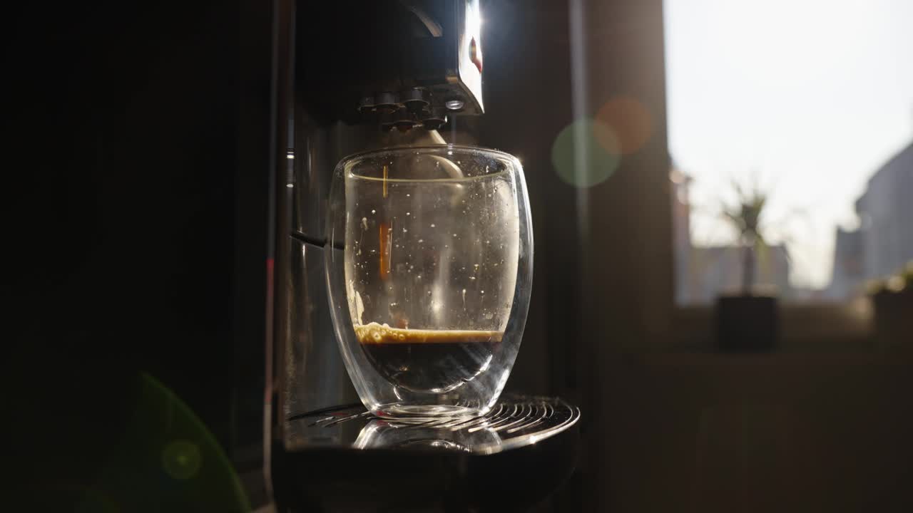 咖啡机将牛奶倒入咖啡中调制卡布奇诺视频下载